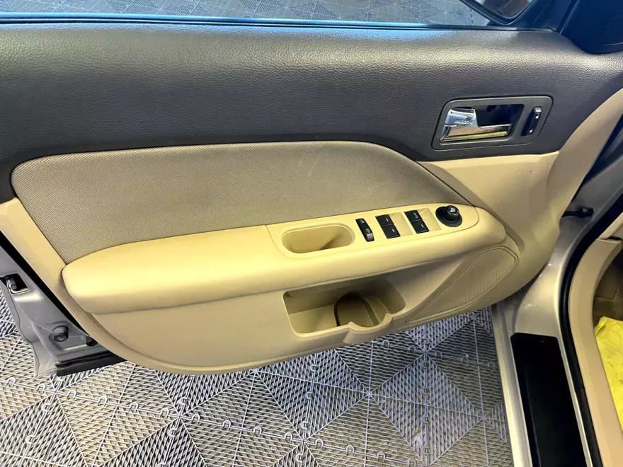 2010 Ford Fusion SE photo 24