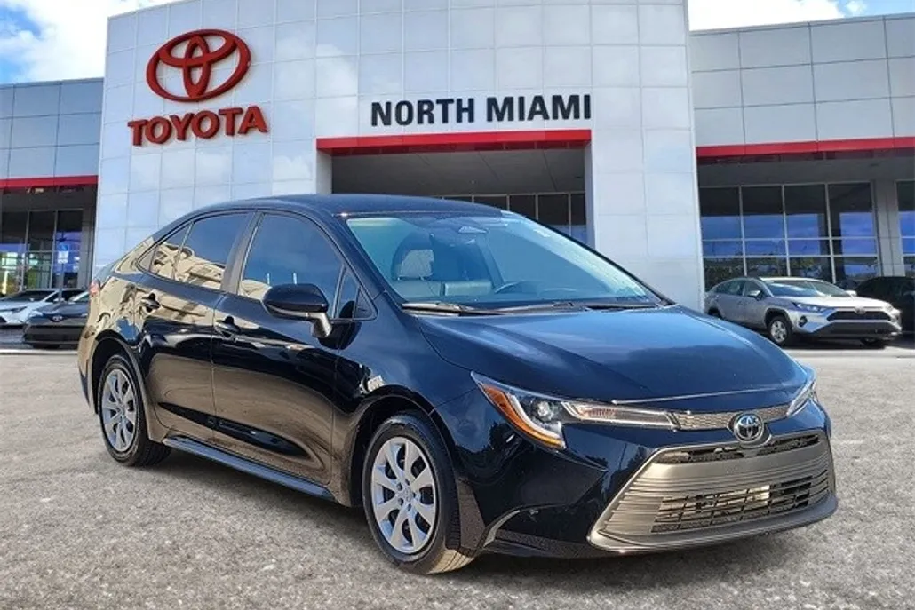 2024 Toyota Corolla LE photo 1