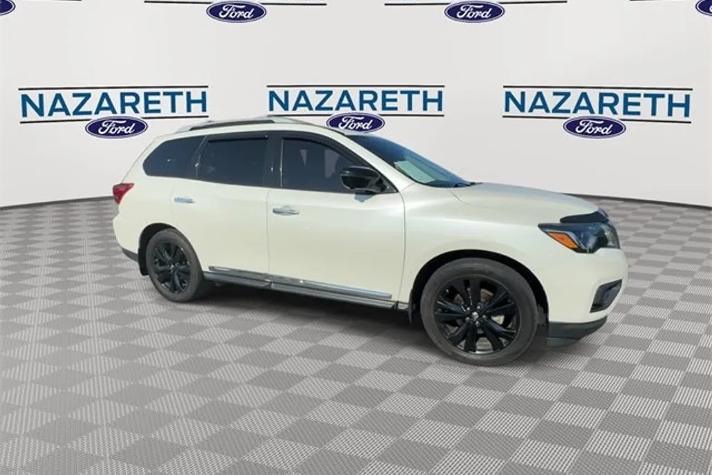2017 Nissan Pathfinder Platinum photo 1