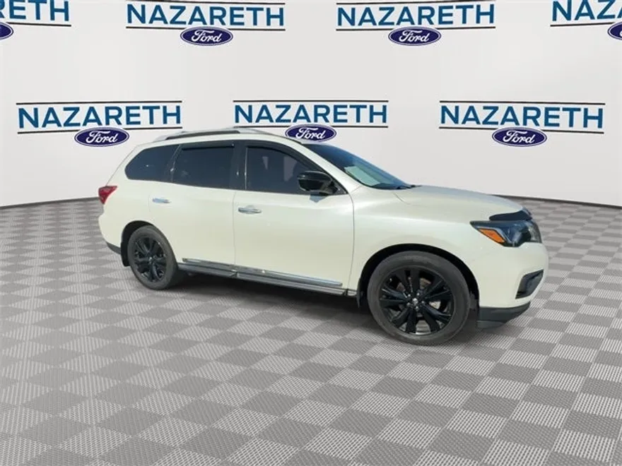 2017 Nissan Pathfinder Platinum photo 1