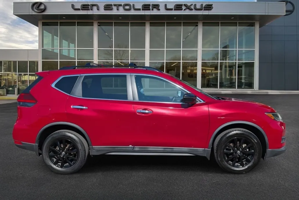 2017 Nissan Rogue SV photo 1
