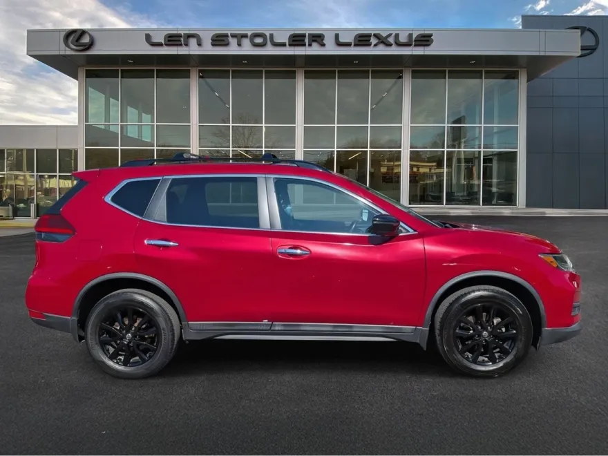 2017 Nissan Rogue SV photo 1