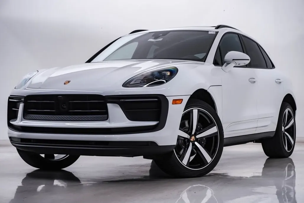 2026 Porsche Macan T photo 1