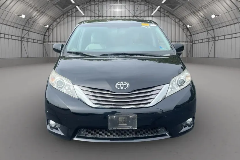 2016 Toyota Sienna XLE Premium photo 1