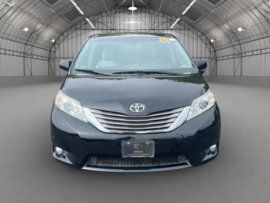 2016 Toyota Sienna XLE Premium photo 1
