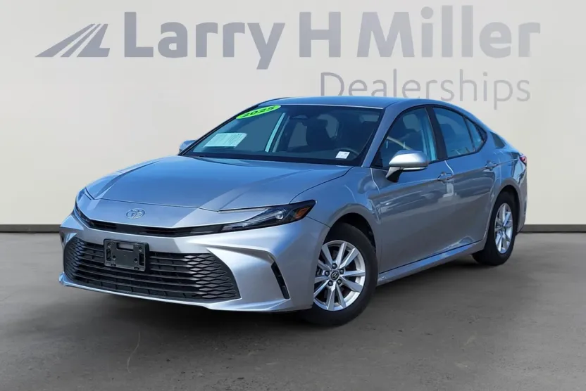 2025 Toyota Camry LE photo 1