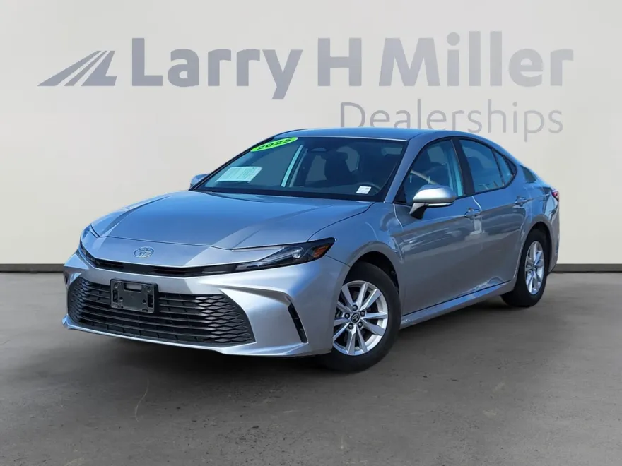 2025 Toyota Camry LE photo 1