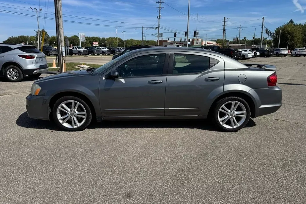 2012 Dodge Avenger SXT photo 1