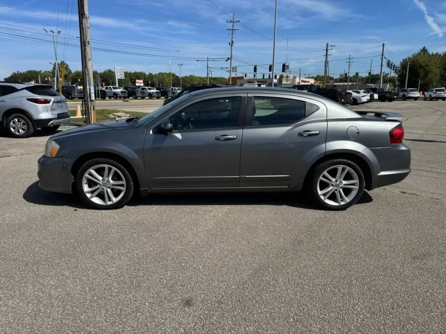 2012 Dodge Avenger SXT photo 1