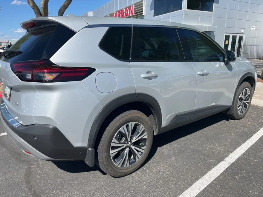 2021 Nissan Rogue SV photo 1