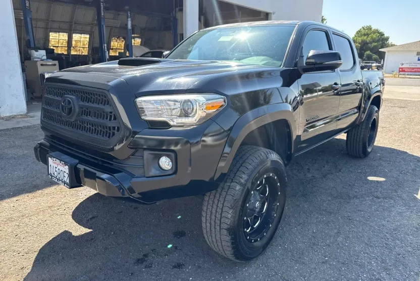 2017 Toyota Tacoma TRD Sport photo 1