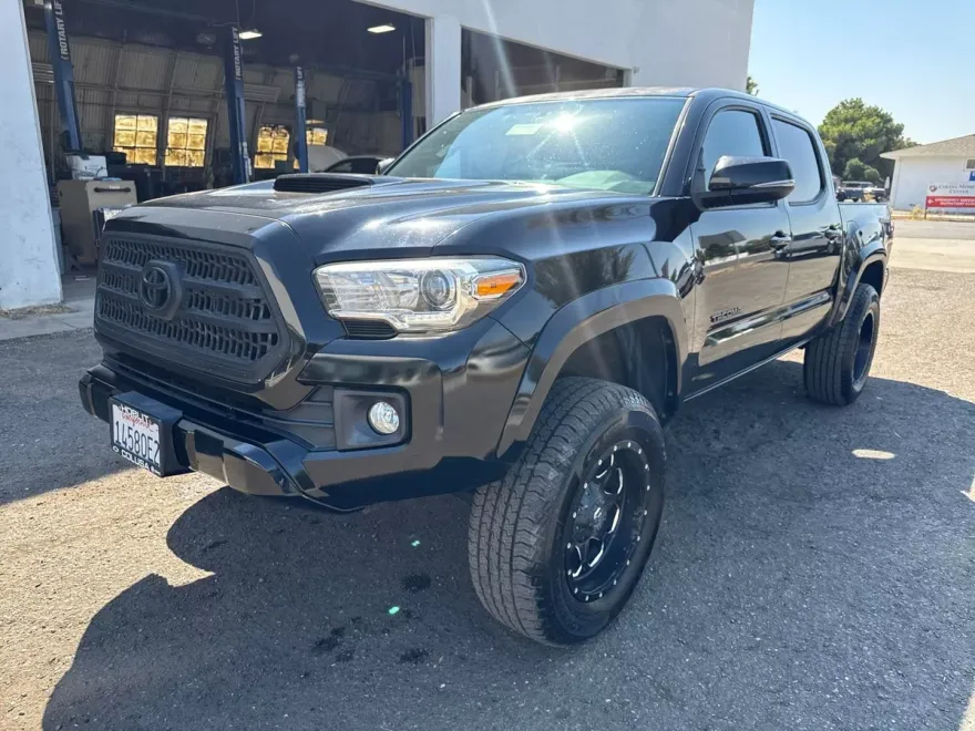 2017 Toyota Tacoma TRD Sport photo 1
