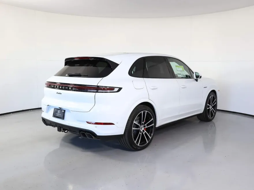 2025 Porsche Cayenne Turbo E-Hybrid photo 7