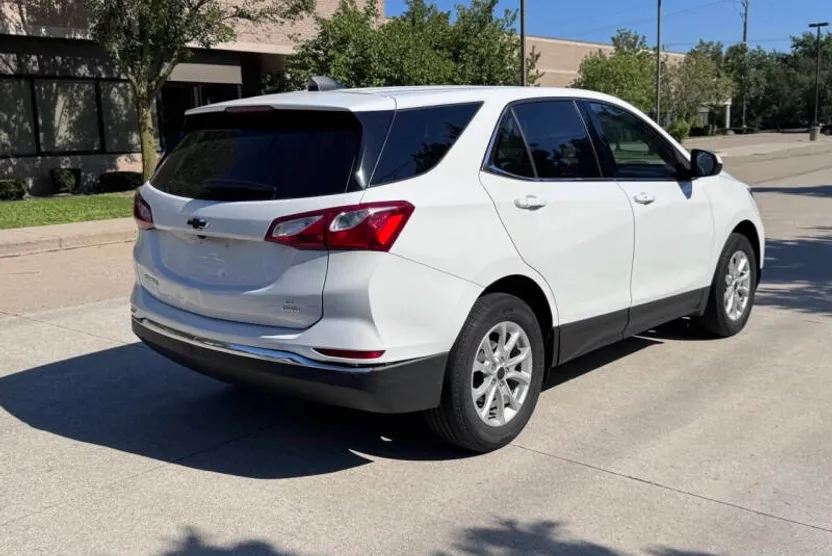 2020 Chevrolet Equinox LT photo 1
