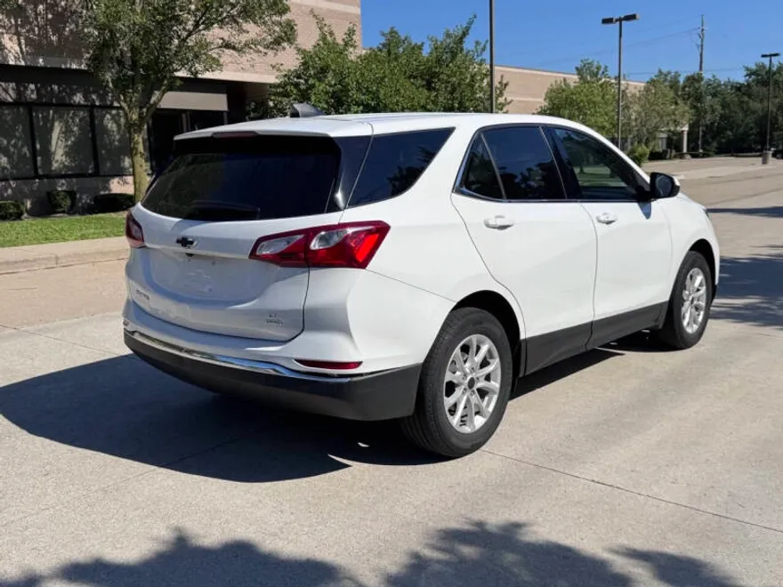 2020 Chevrolet Equinox LT photo 1