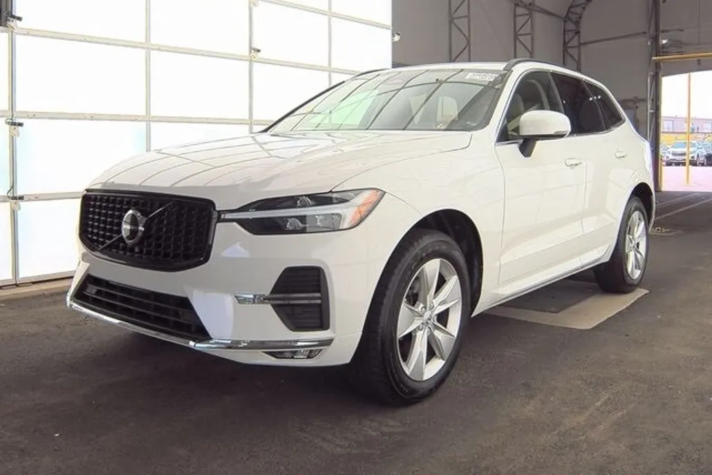 2022 Volvo XC60 B5 Momentum photo 1