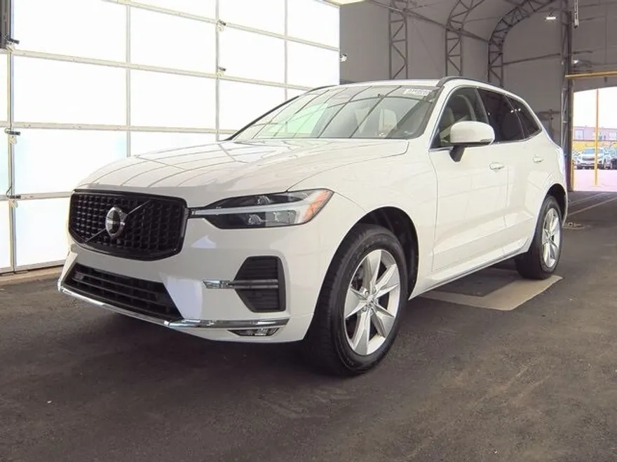 2022 Volvo XC60 B5 Momentum photo 1