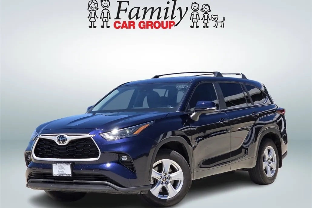 2024 Toyota Highlander LE photo 1