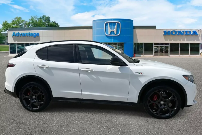 2024 Alfa Romeo Stelvio Ti photo 1