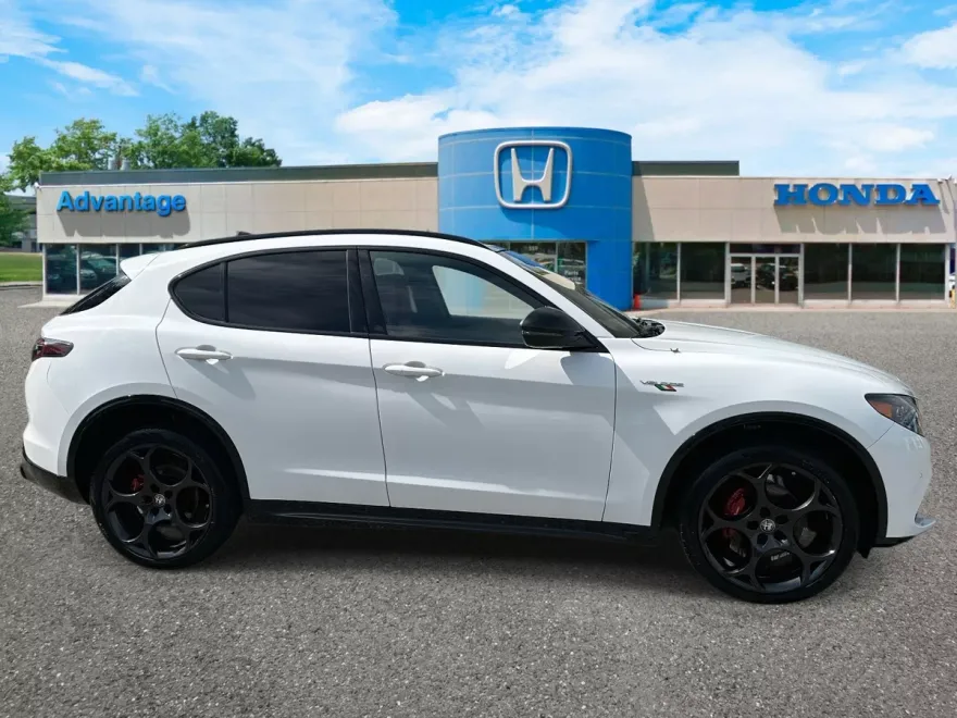 2024 Alfa Romeo Stelvio Ti photo 1