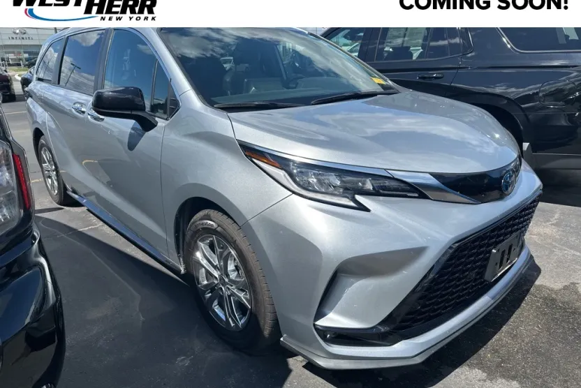 2022 Toyota Sienna XSE photo 1