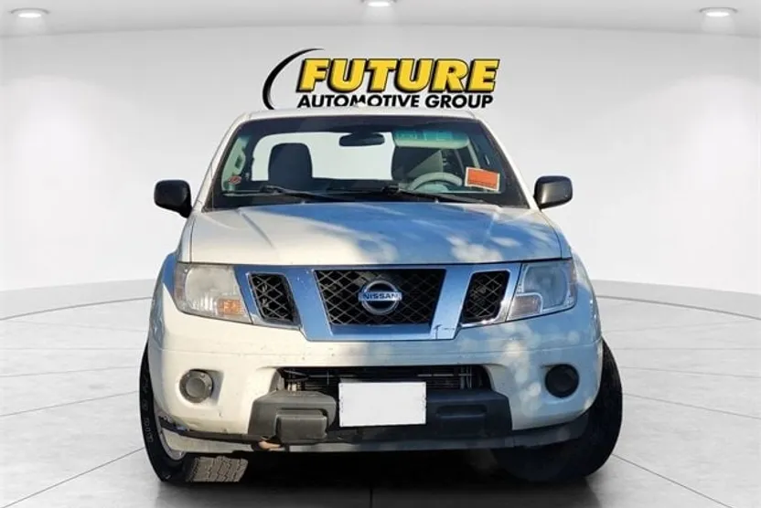 2013 Nissan Frontier SV Crew Cab photo 1