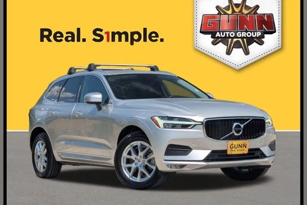2021 Volvo XC60 Momentum photo 1