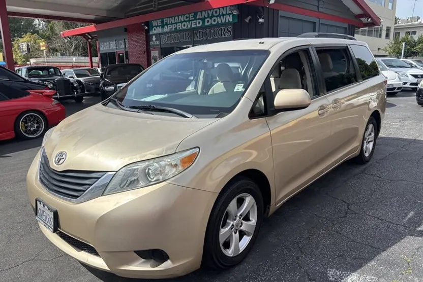 2012 Toyota Sienna LE photo 1