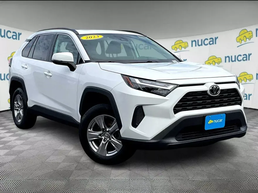 2023 Toyota RAV4 XLE photo 1