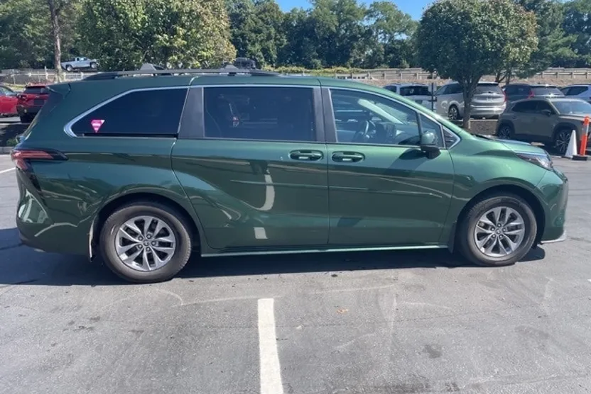 2022 Toyota Sienna LE photo 1