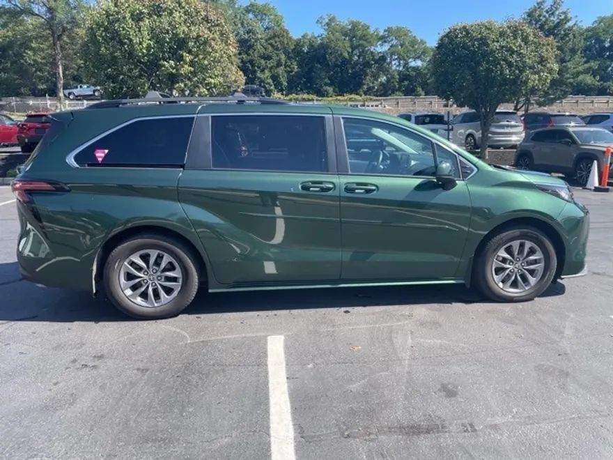 2022 Toyota Sienna LE photo 1