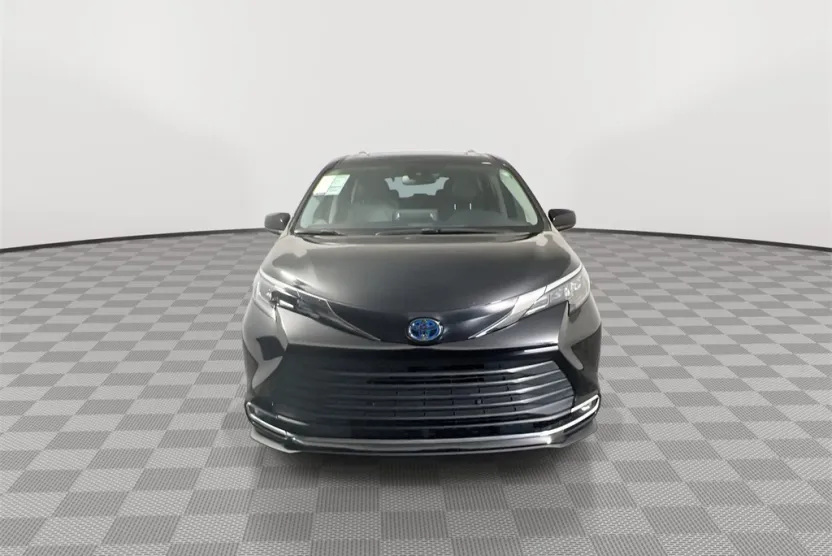 2024 Toyota Sienna XLE photo 1