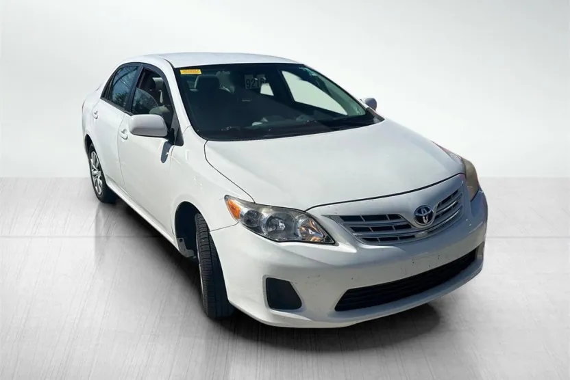 2013 Toyota Corolla LE photo 1