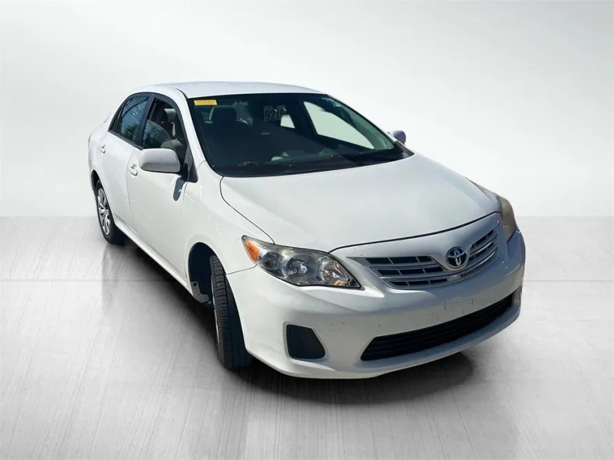 2013 Toyota Corolla LE photo 1