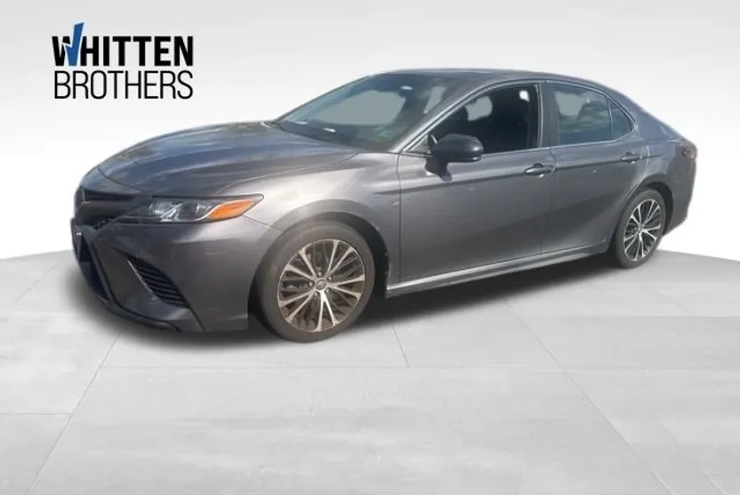 2018 Toyota Camry SE photo 1