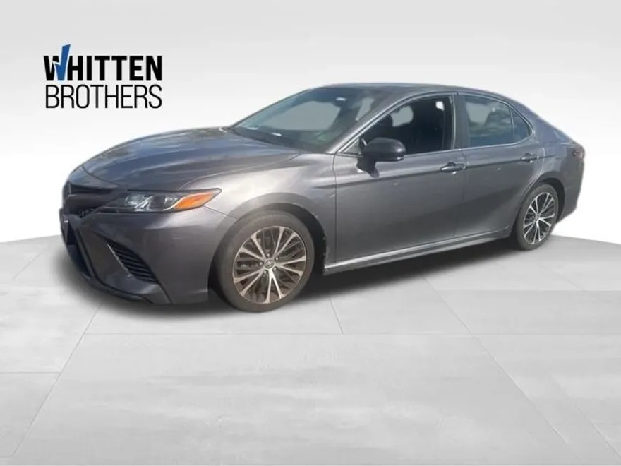 2018 Toyota Camry SE photo 1