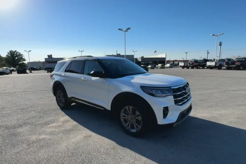 2025 Ford Explorer photo 1