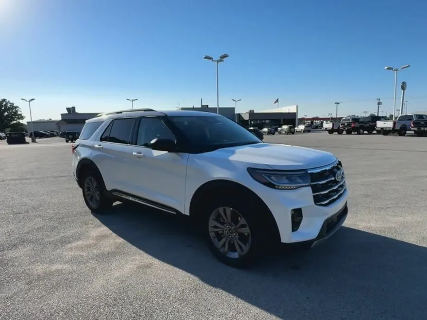 2025 Ford Explorer photo 1