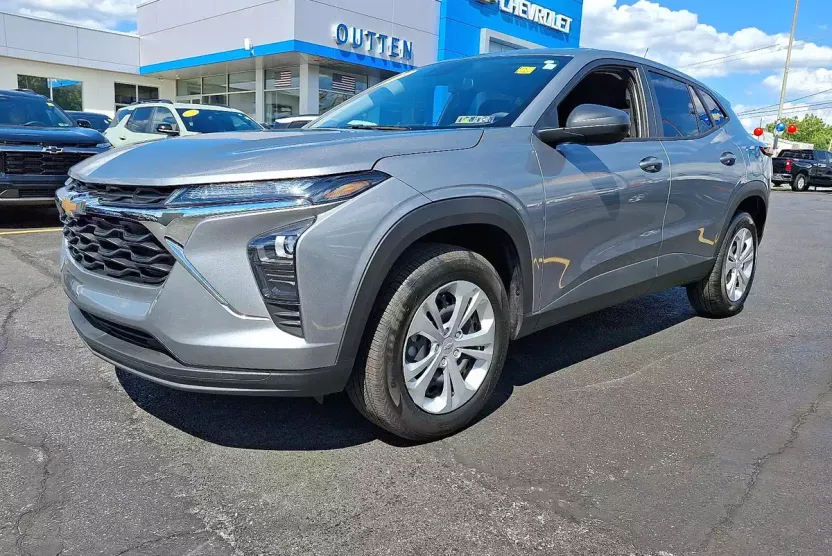 2025 Chevrolet Trax LS photo 1
