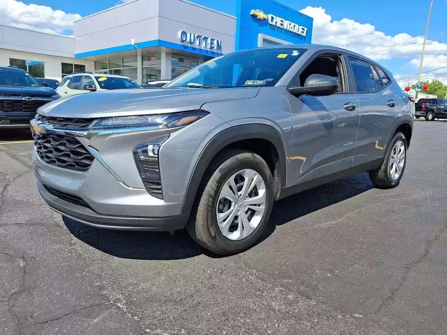 2025 Chevrolet Trax LS photo 1