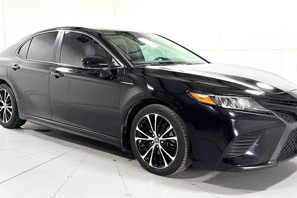 2020 Toyota Camry SE photo 1