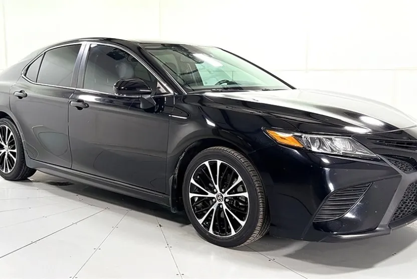 2020 Toyota Camry SE photo 1