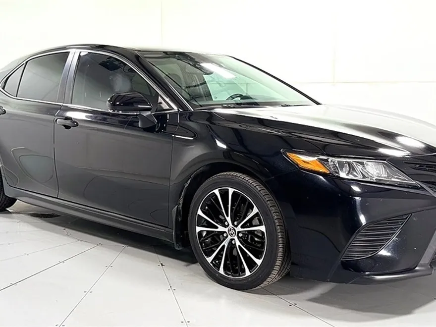 2020 Toyota Camry SE photo 1
