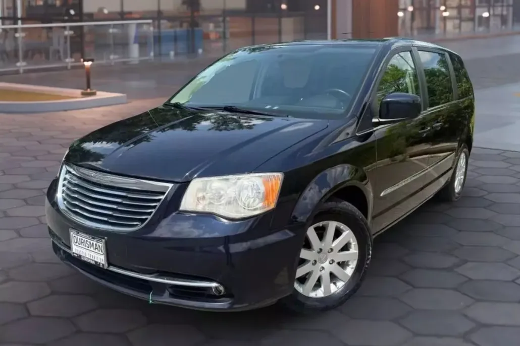 2011 Chrysler Town & Country photo 1