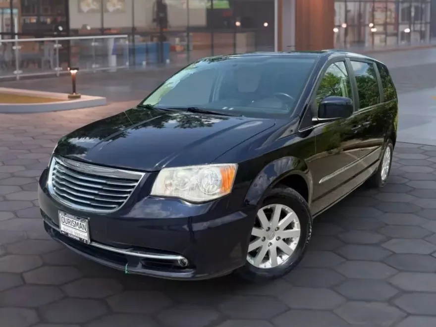 2011 Chrysler Town & Country photo 1