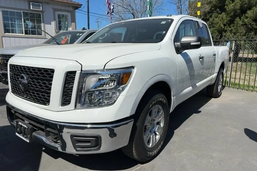2019 Nissan Titan SV photo 1