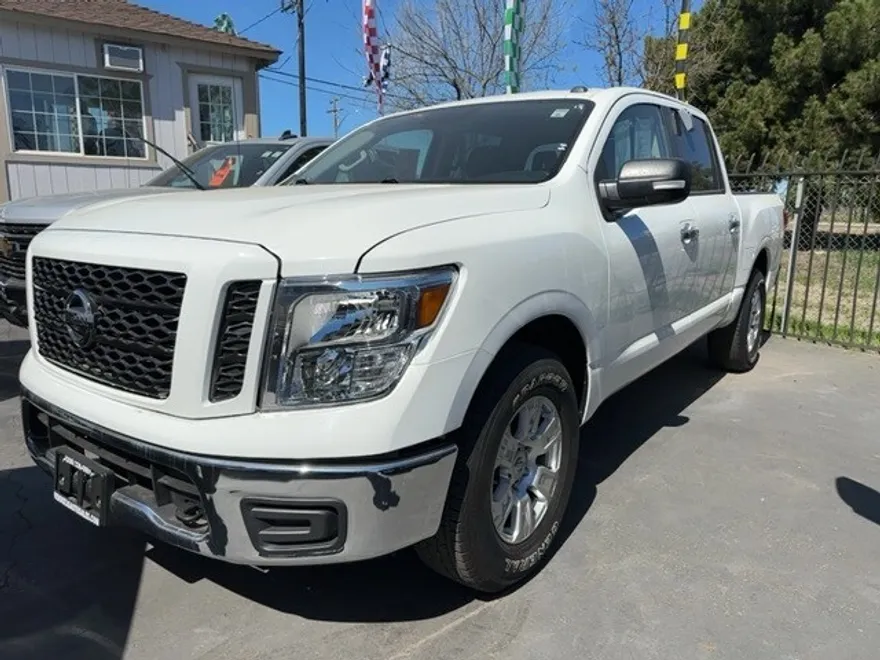 2019 Nissan Titan SV photo 1