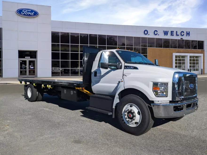 2025 Ford F-750 Base photo 1