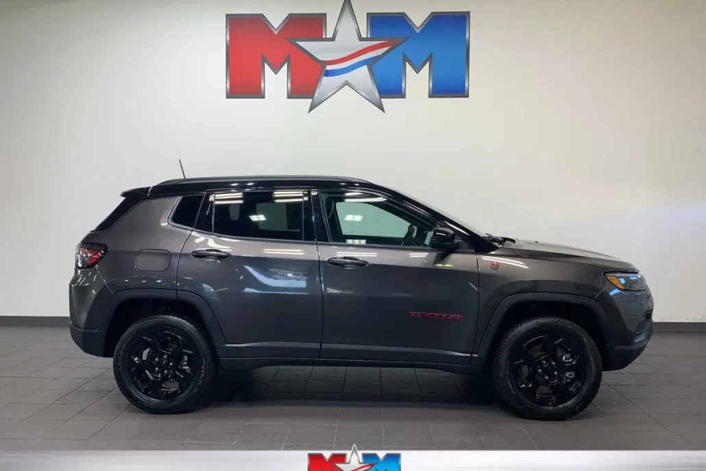 2024 Jeep Compass Trailhawk photo 1