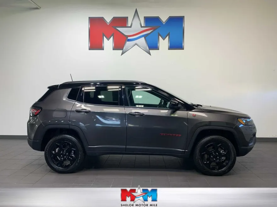 2024 Jeep Compass Trailhawk photo 1
